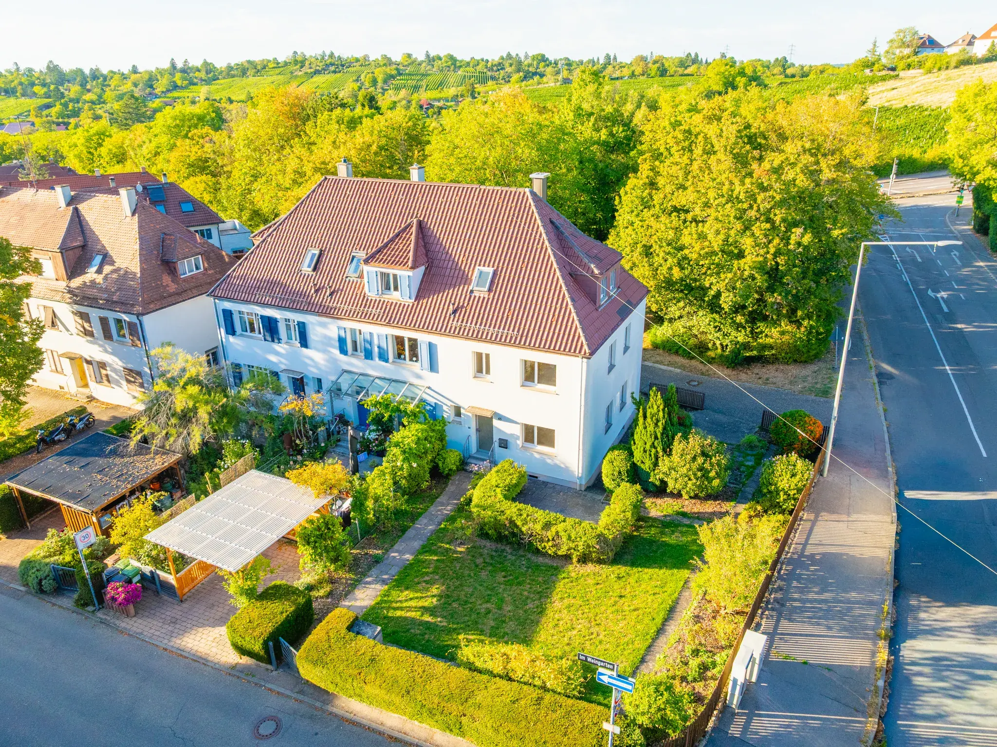Luftbild: Haus mit Garten und Carport – Stuttgart-Luginsland