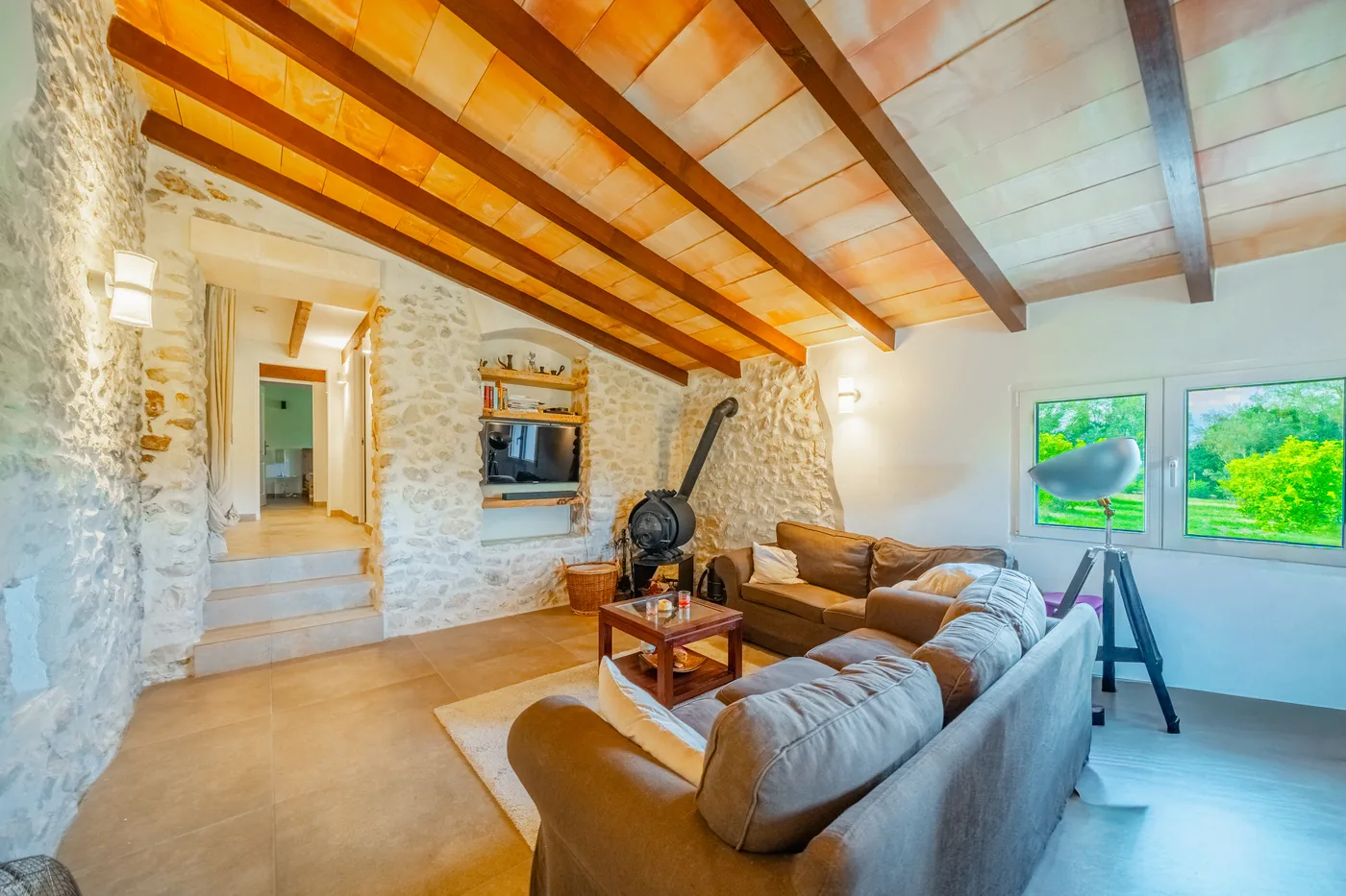 Wohnraum mit Natursteinwand und Treppenstufen
