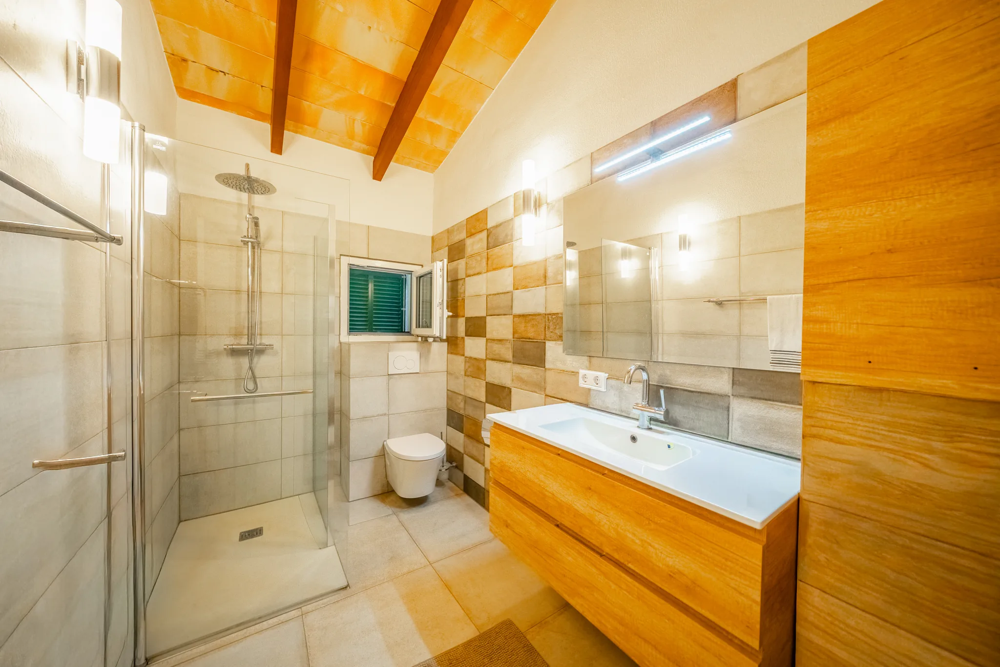 Bad mit Glasdusche und Holzwaschtisch – Finca Mallorca