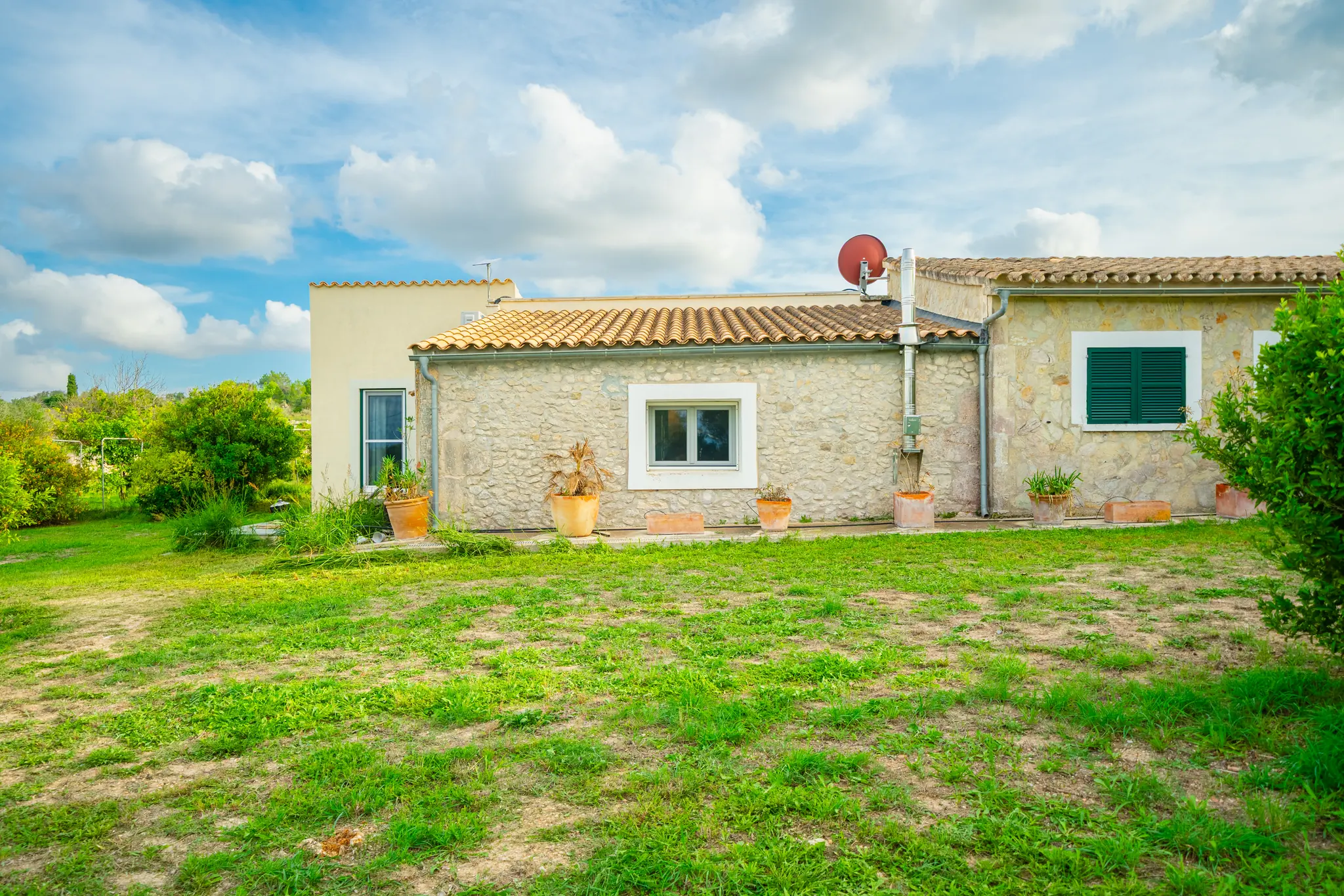Natursteinfassade mit grünen Fensterläden – Finca Mallorca
