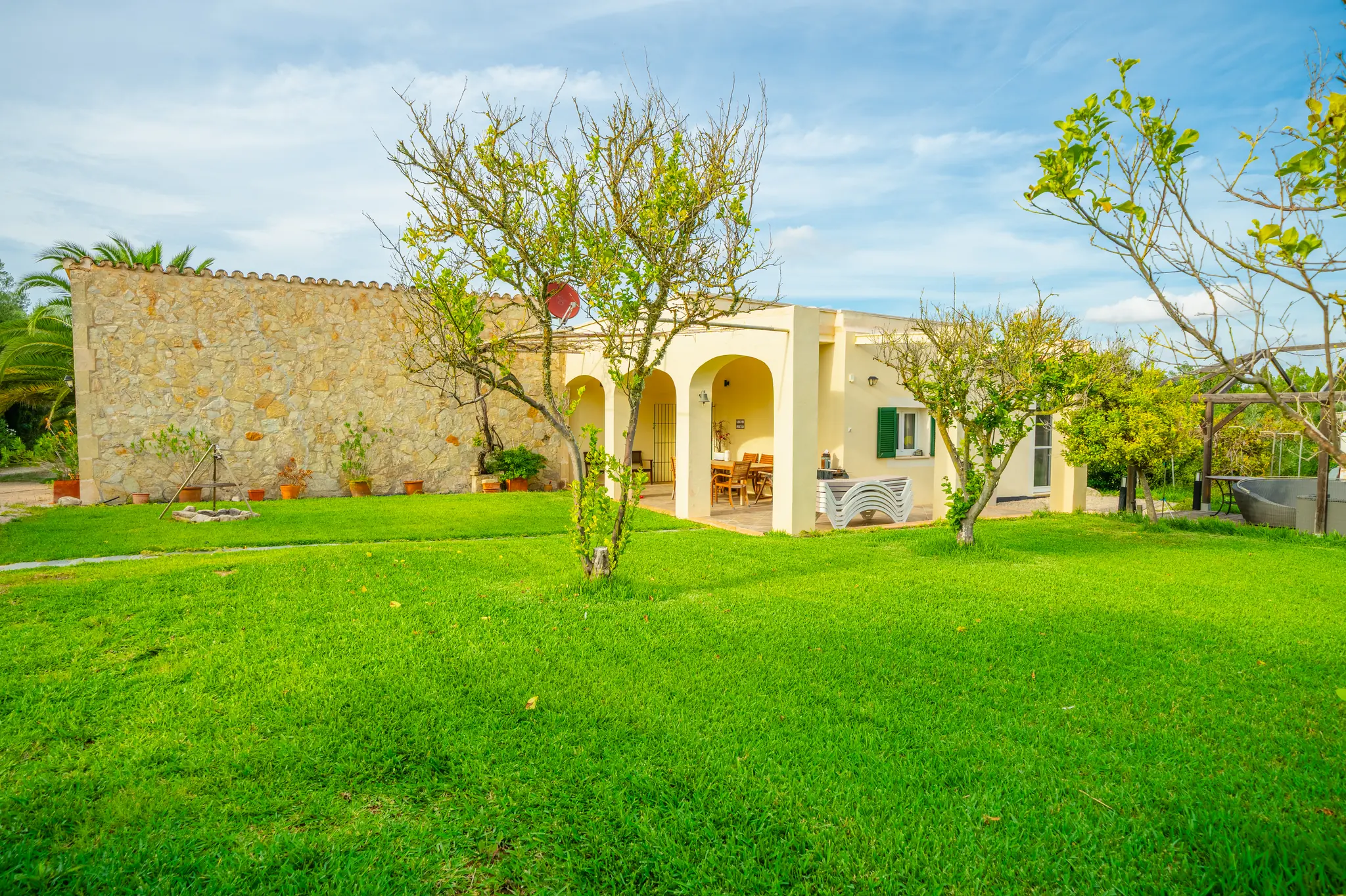 Garten mit Zitronenbäumen vor dem Haus – Finca Mallorca