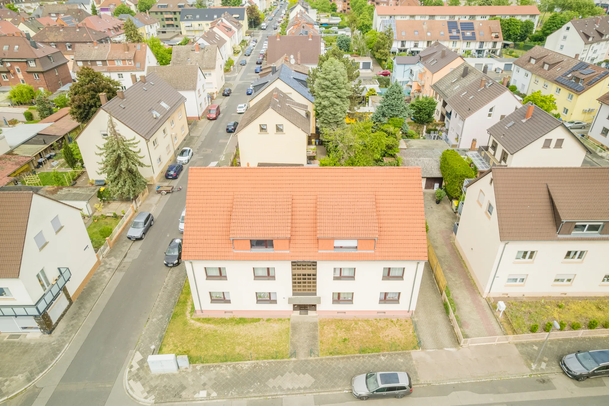 Mehrfamilienhaus mit Gauben aus der Luft, Straße und Nachbarhäuser – Mannheim-Sandhofen