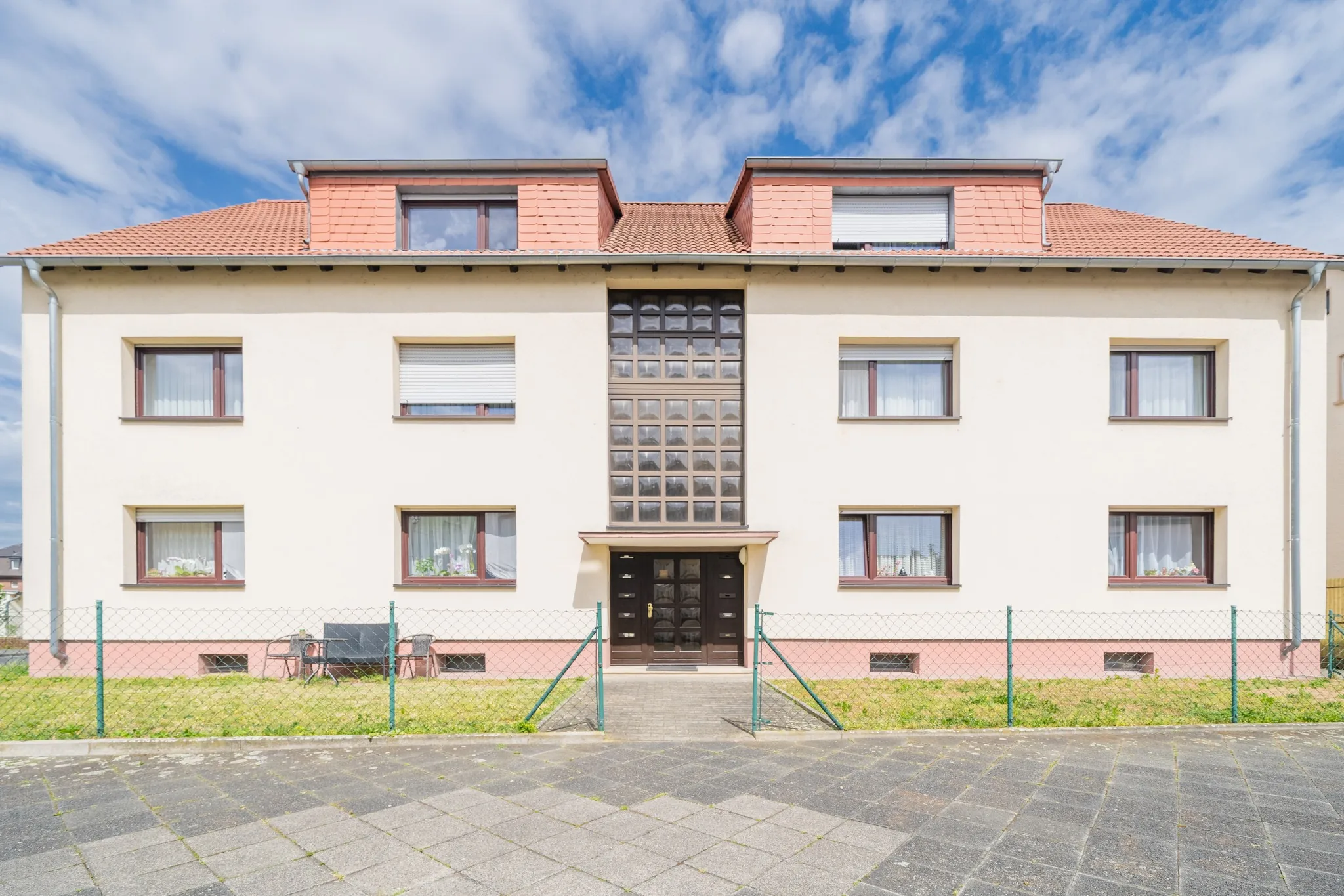 Mehrfamilienhaus frontal mit Treppenhaus aus Glasbausteinen – Mannheim-Sandhofen