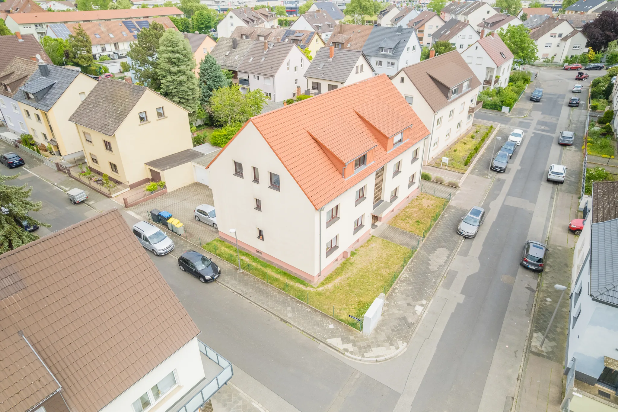 Mehrfamilienhaus aus der Luft mit Blick über Sandhofen – Mannheim