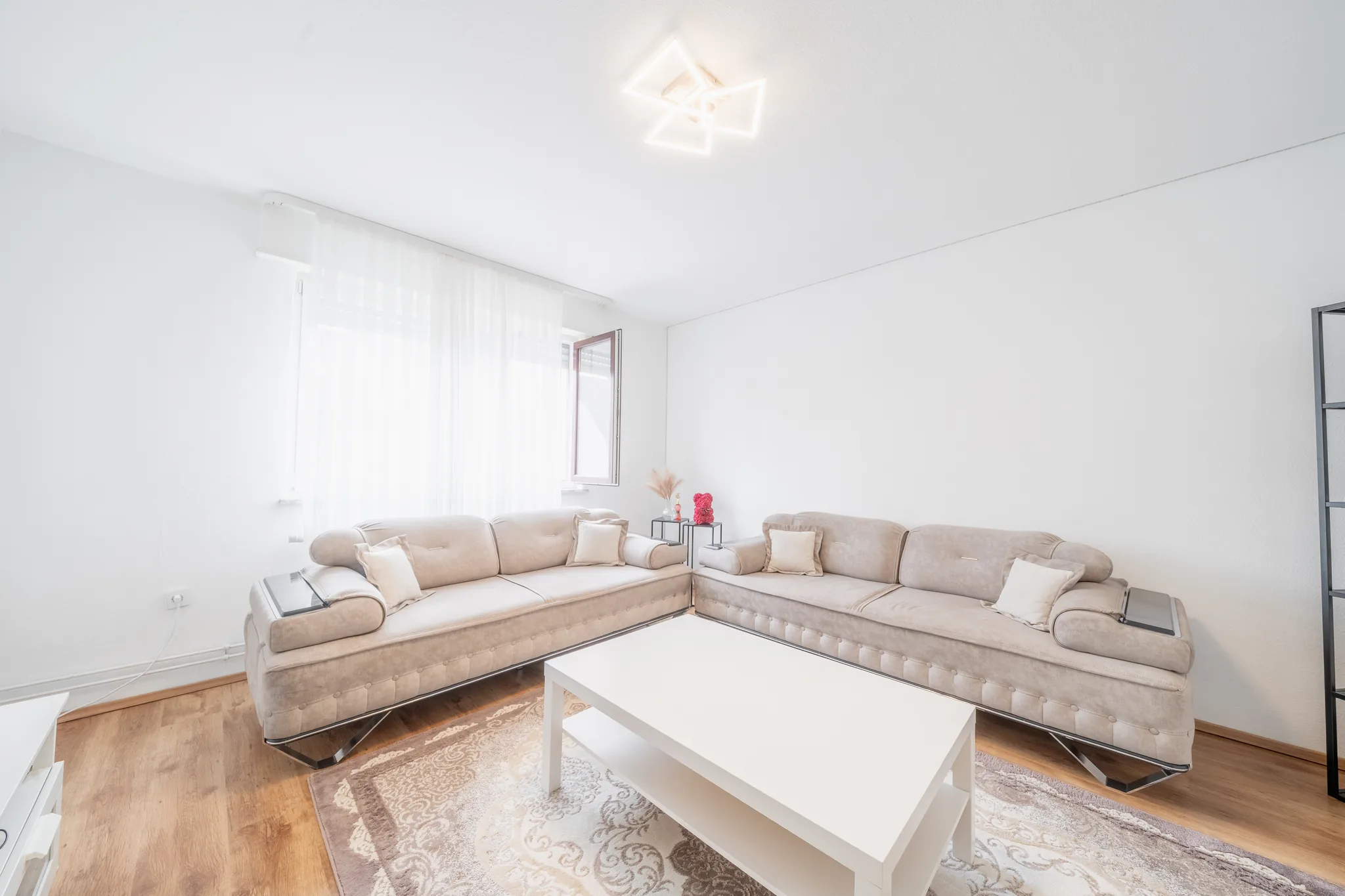 Wohnzimmer mit zwei Sofas und Couchtisch – Mannheim-Sandhofen