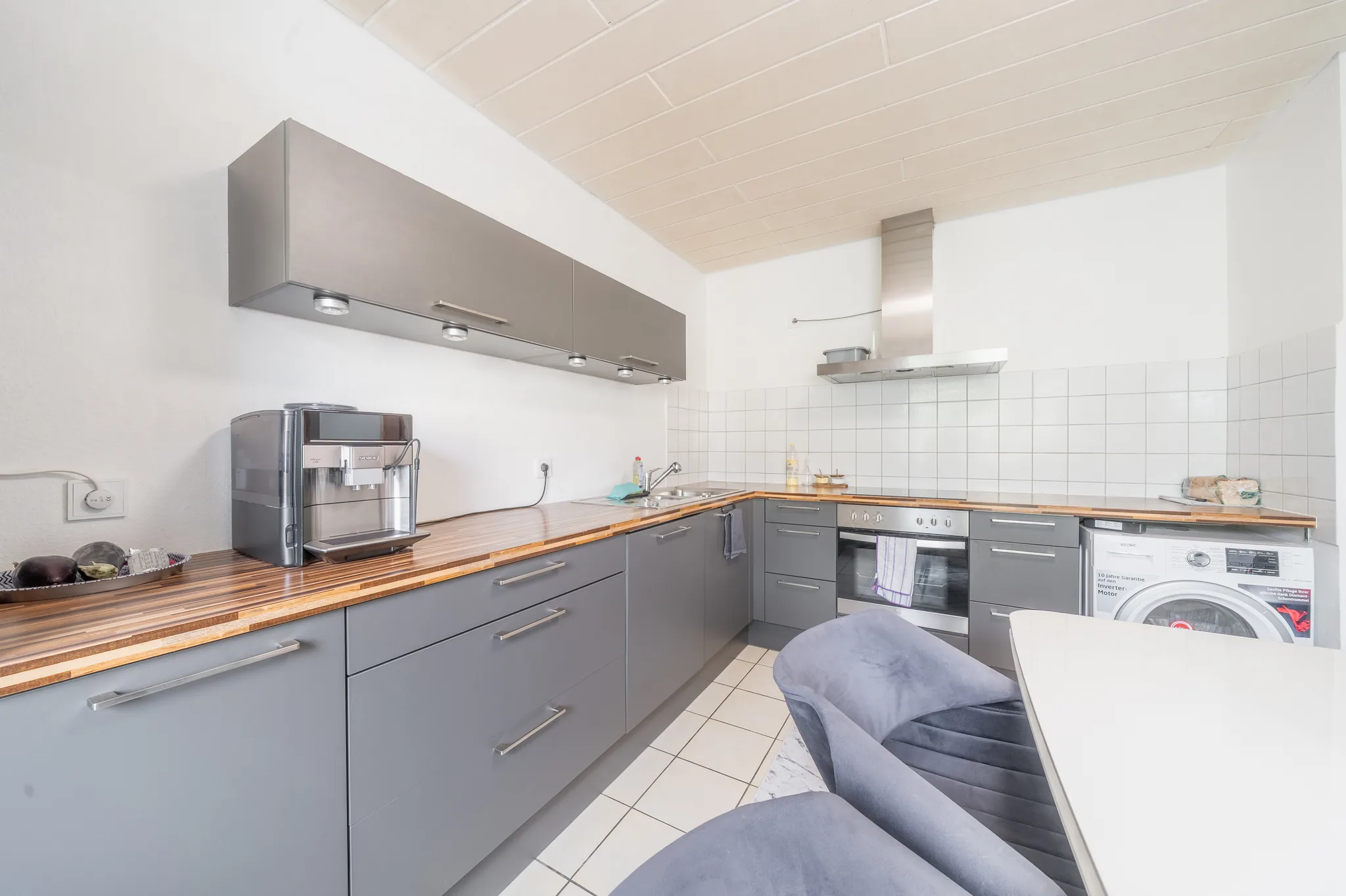 Einbauküche in Grau mit Holzarbeitsplatte – Mannheim-Sandhofen