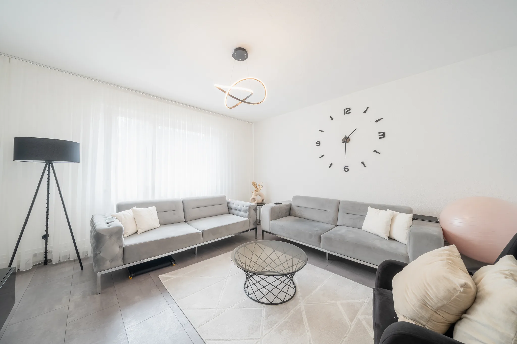 Wohnzimmer mit grauen Sofas und Wanduhr – Mannheim-Sandhofen