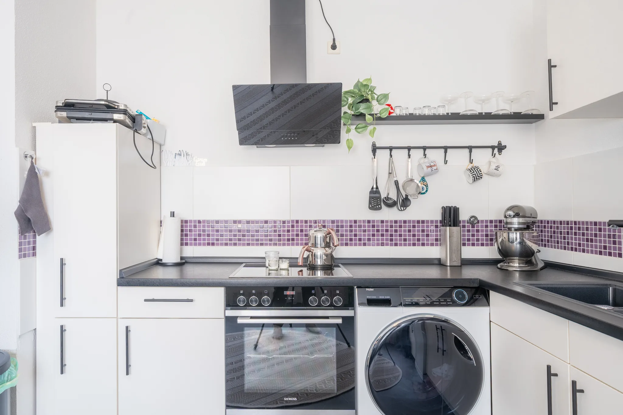 Küche in Weiß mit Mosaikfliesen, frontal – Mannheim-Sandhofen