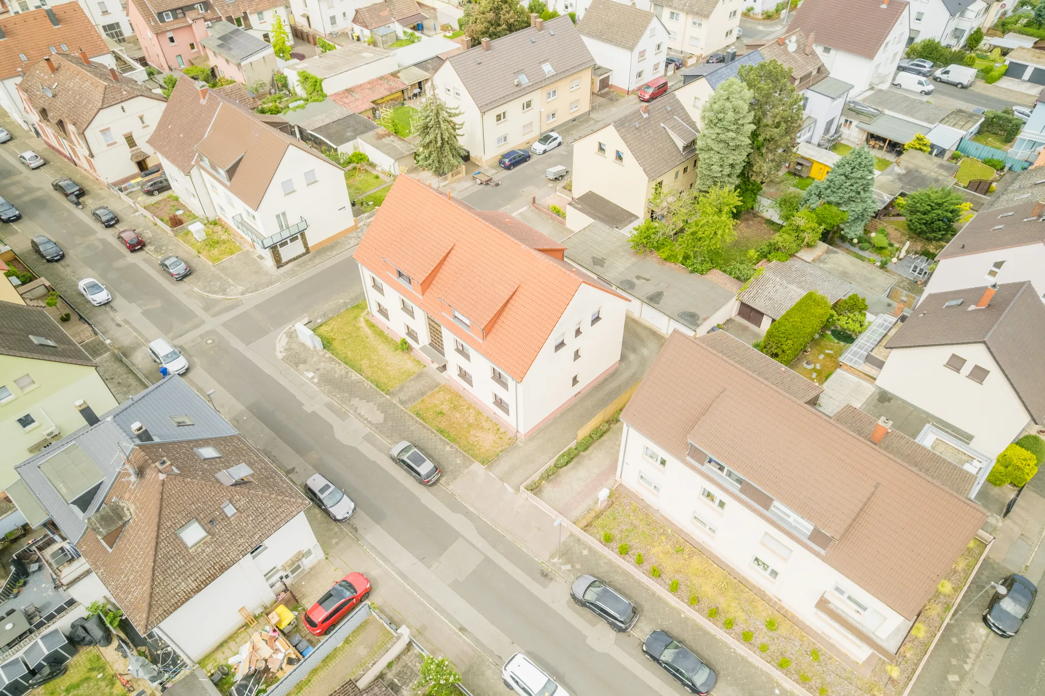 Mehrfamilienhaus schräg aus der Luft mit Straße und Nachbarschaft – Mannheim-Sandhofen, Immobilienfotografie Maurice Veith