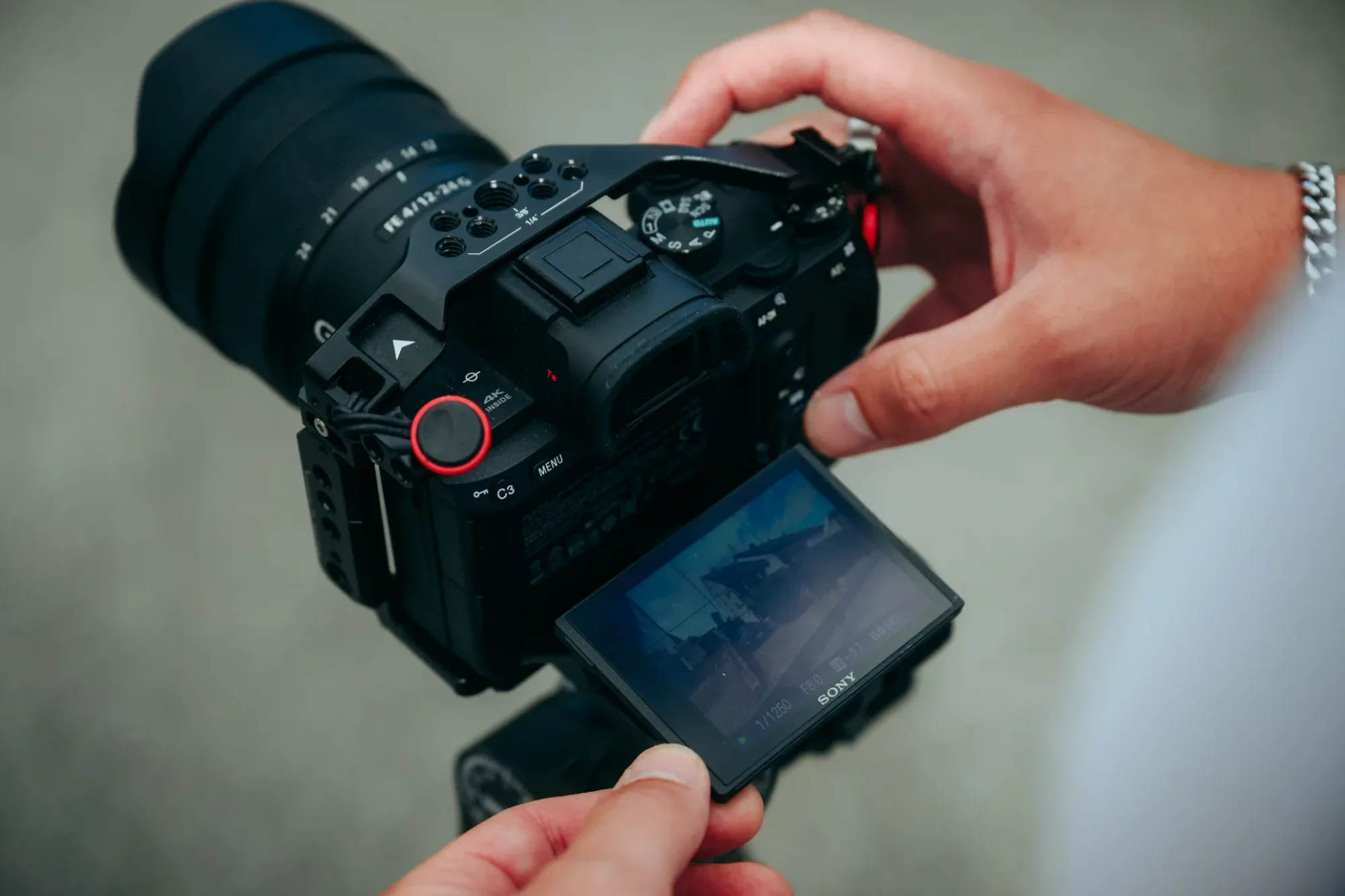 Maurice Veith prüft eine Aufnahme auf dem Kameradisplay