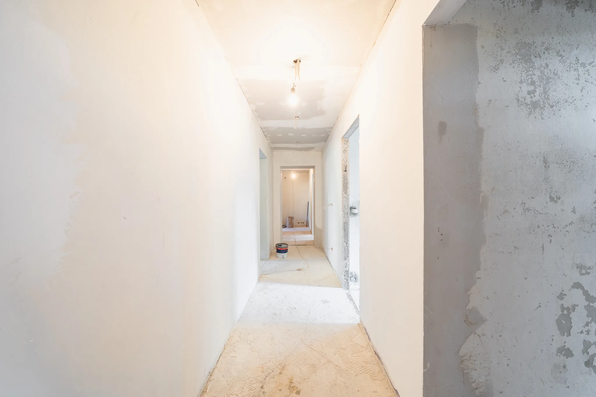 Flur einer entkernten Wohnung mit gespachtelten Wänden – München-Bogenhausen