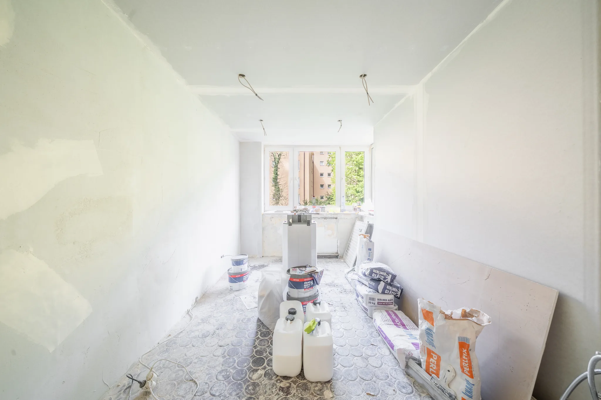 Raum im Rohbau mit Baumaterial und Fenster – München-Bogenhausen