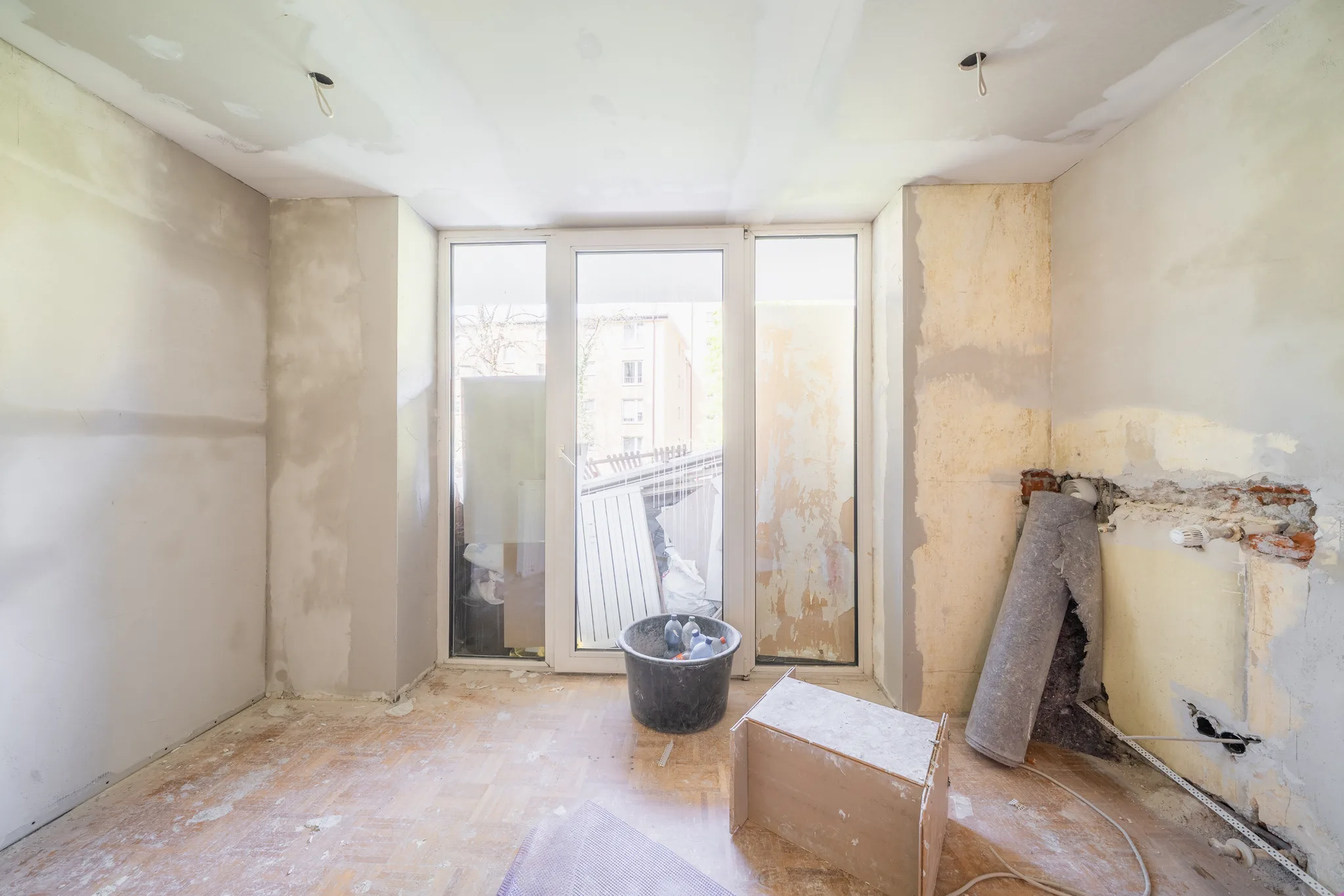 Zimmer im Rohbau mit Balkontür – München-Bogenhausen
