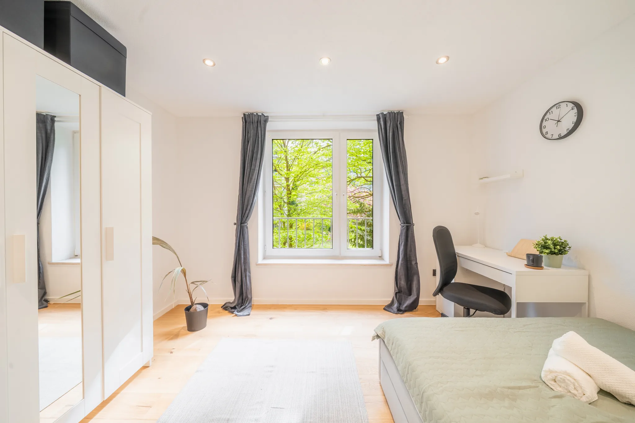 Möbliertes Zimmer mit Bett, Schreibtisch und Fenster, frontal – München-Bogenhausen