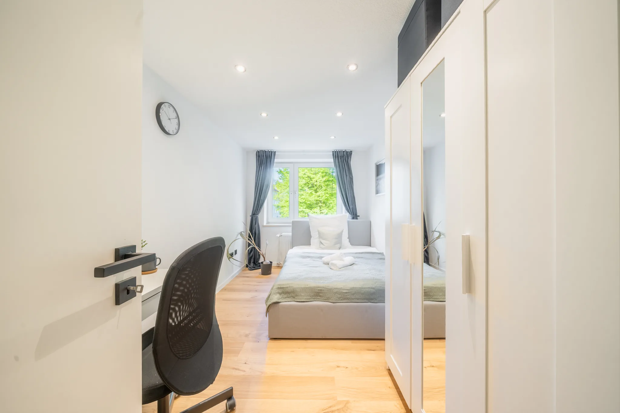 Blick durch die Tür in ein möbliertes Zimmer – München-Bogenhausen