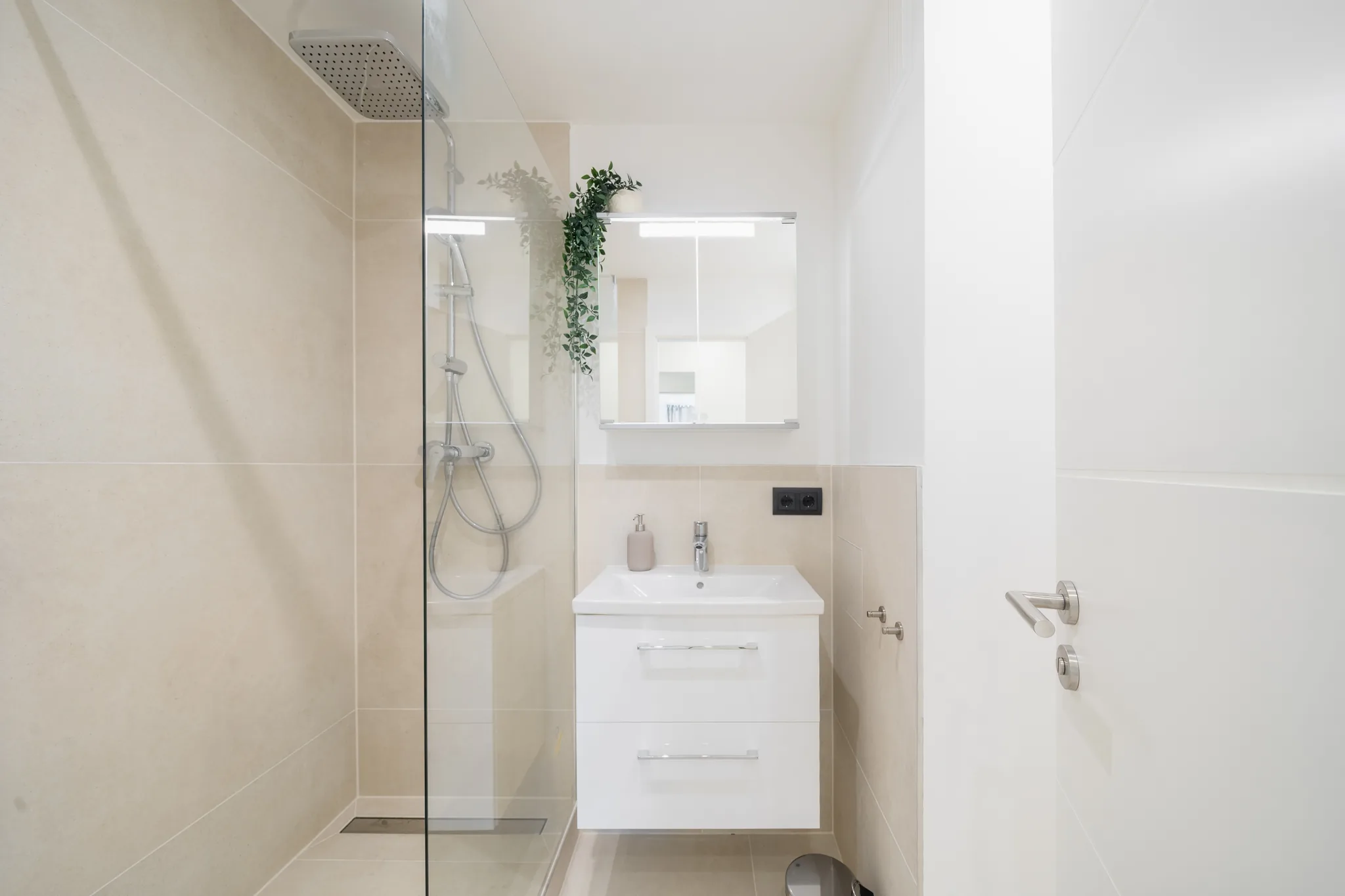 Bad mit bodengleicher Dusche und Waschtisch – München
