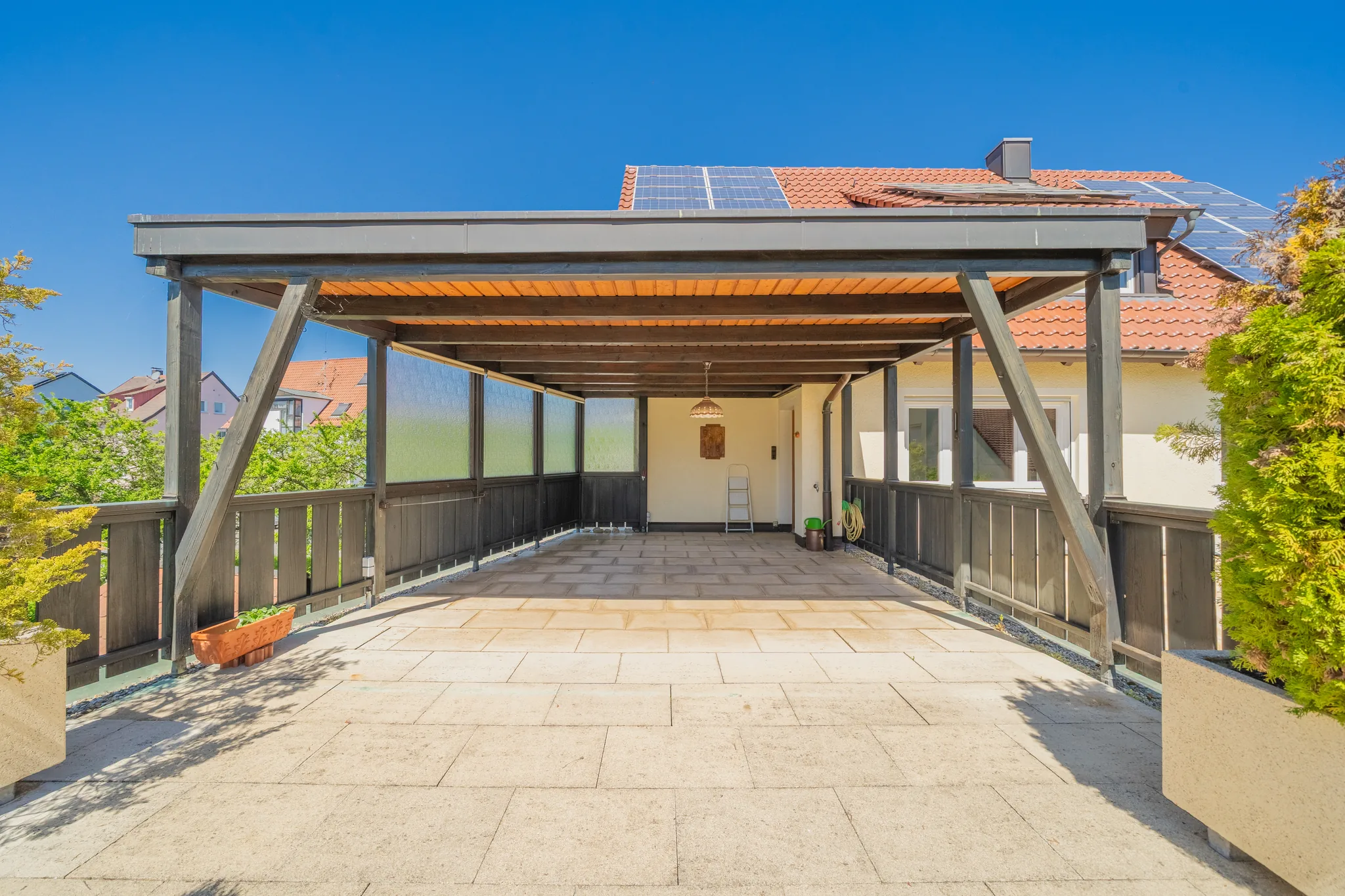 Überdachte Terrasse im Obergeschoss mit Holzdecke – Stuttgart