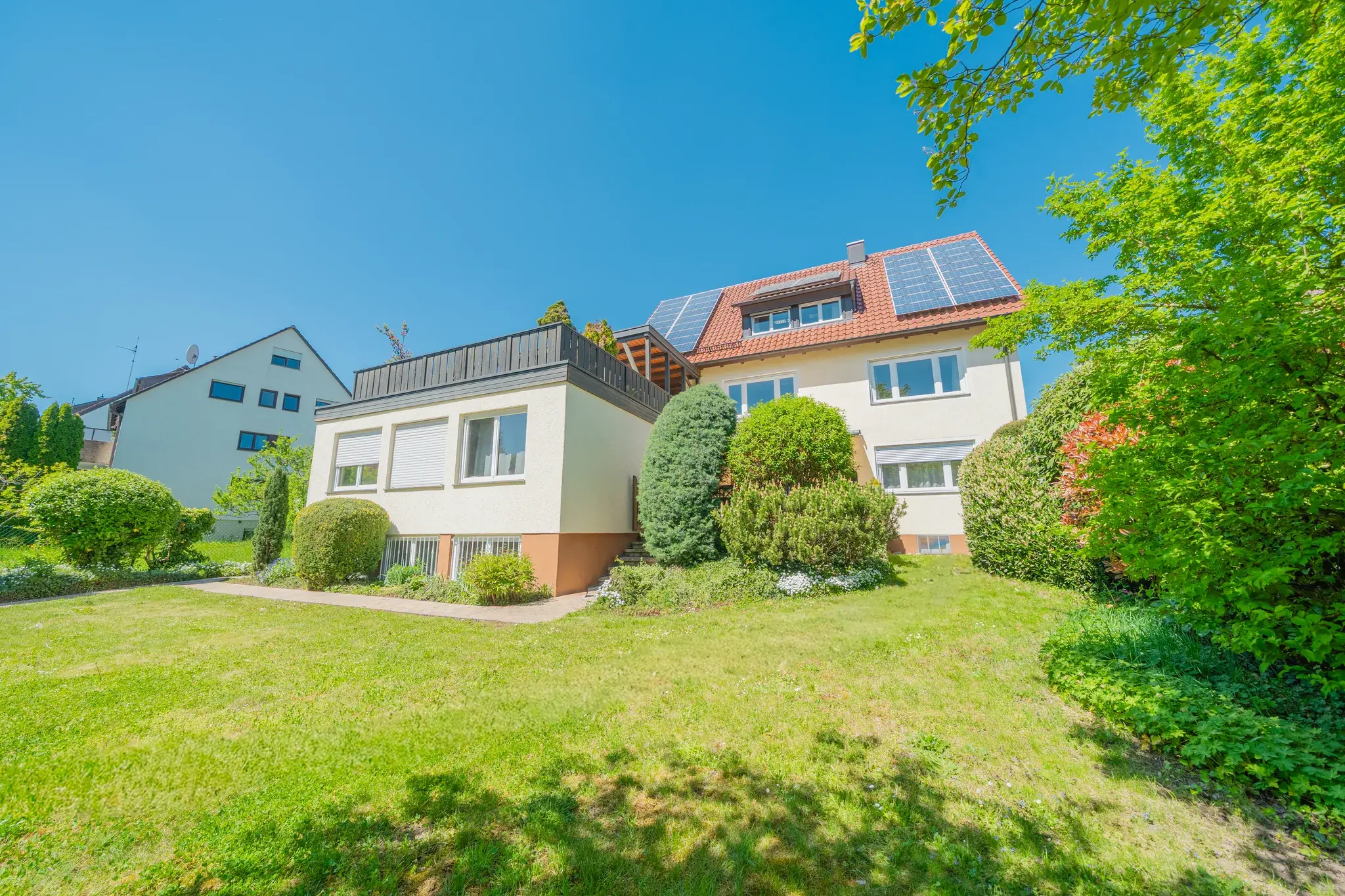 Gartenansicht mit Rasen und Hecken – Stuttgart