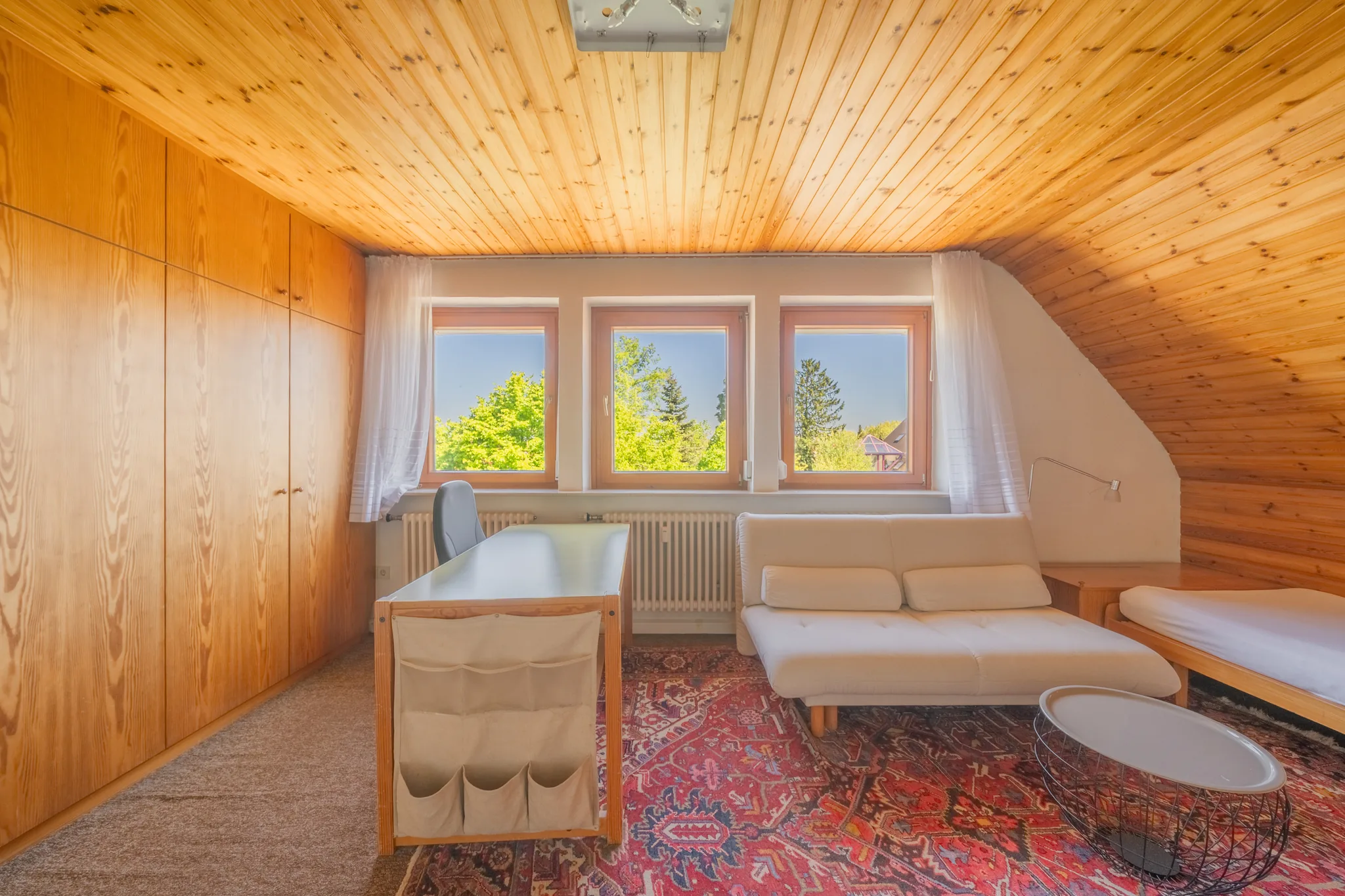 Dachgeschosszimmer mit Holzdecke – Stuttgart