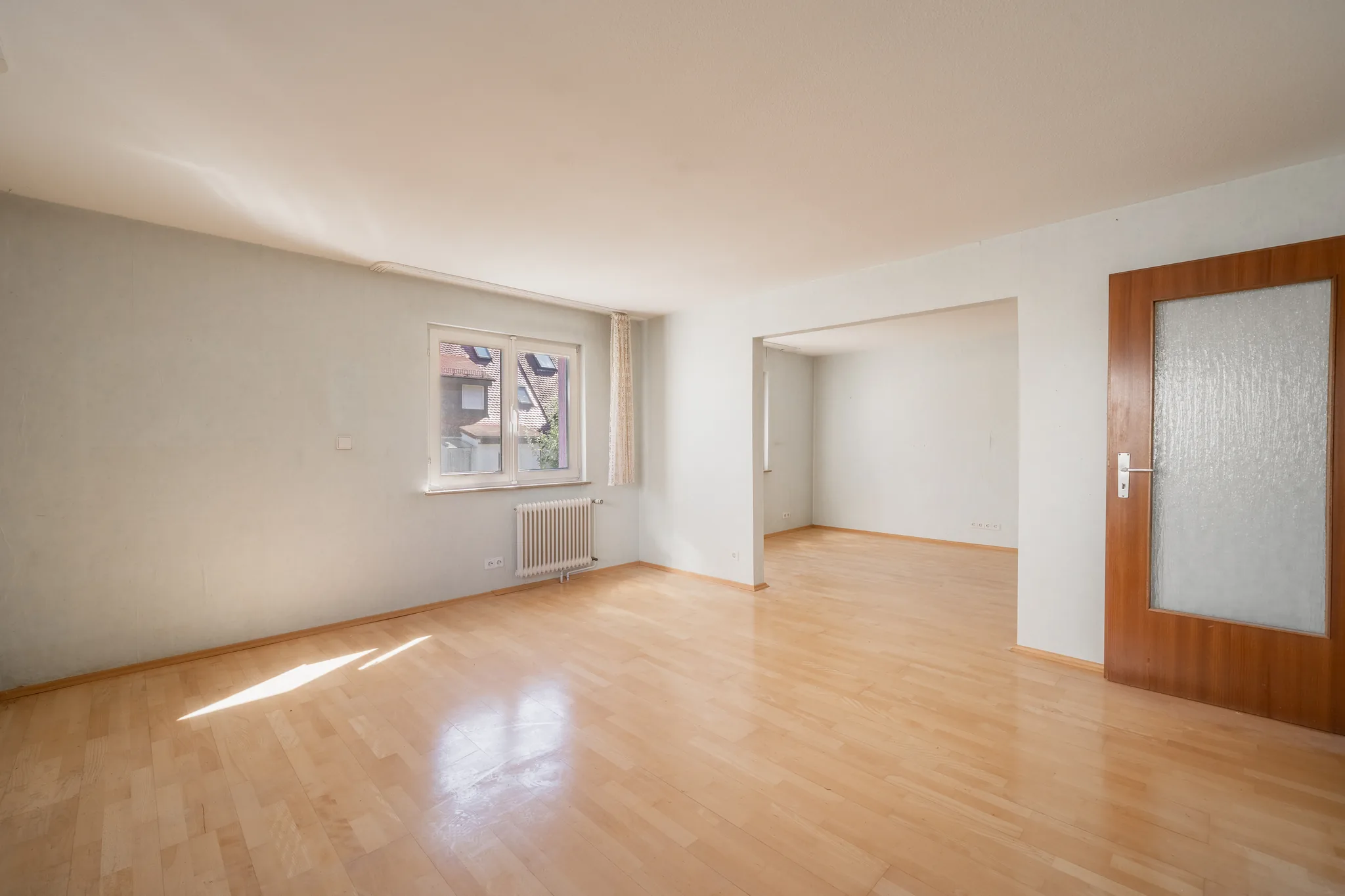 Leeres Wohnzimmer mit Fenstern zum Garten – Stuttgart-Hoffeld