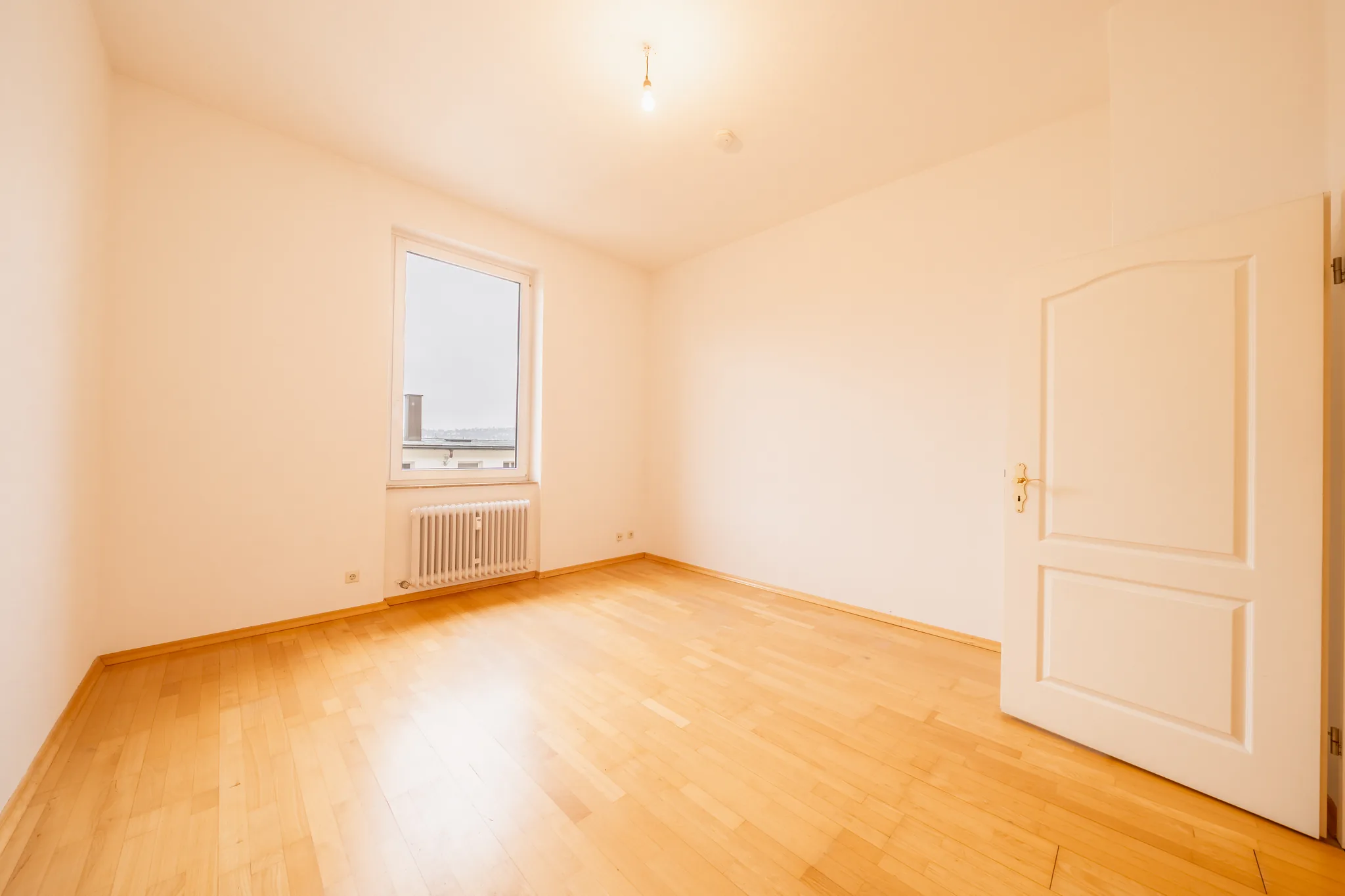 Leeres Zimmer mit Holzboden – Stuttgart-Mitte