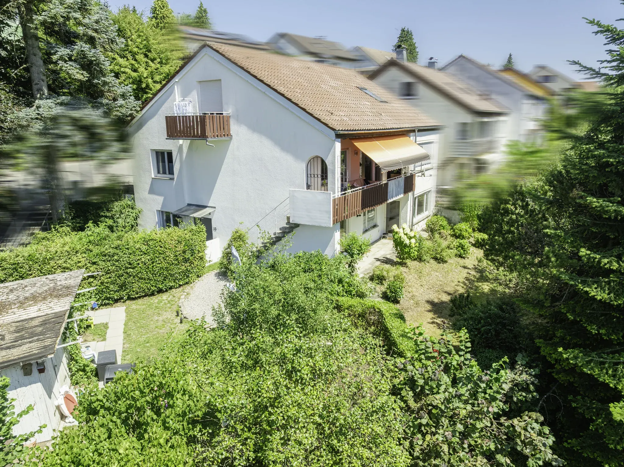 Wohnhaus am Hang mit großem Garten, Schrägluftbild – Tettnang