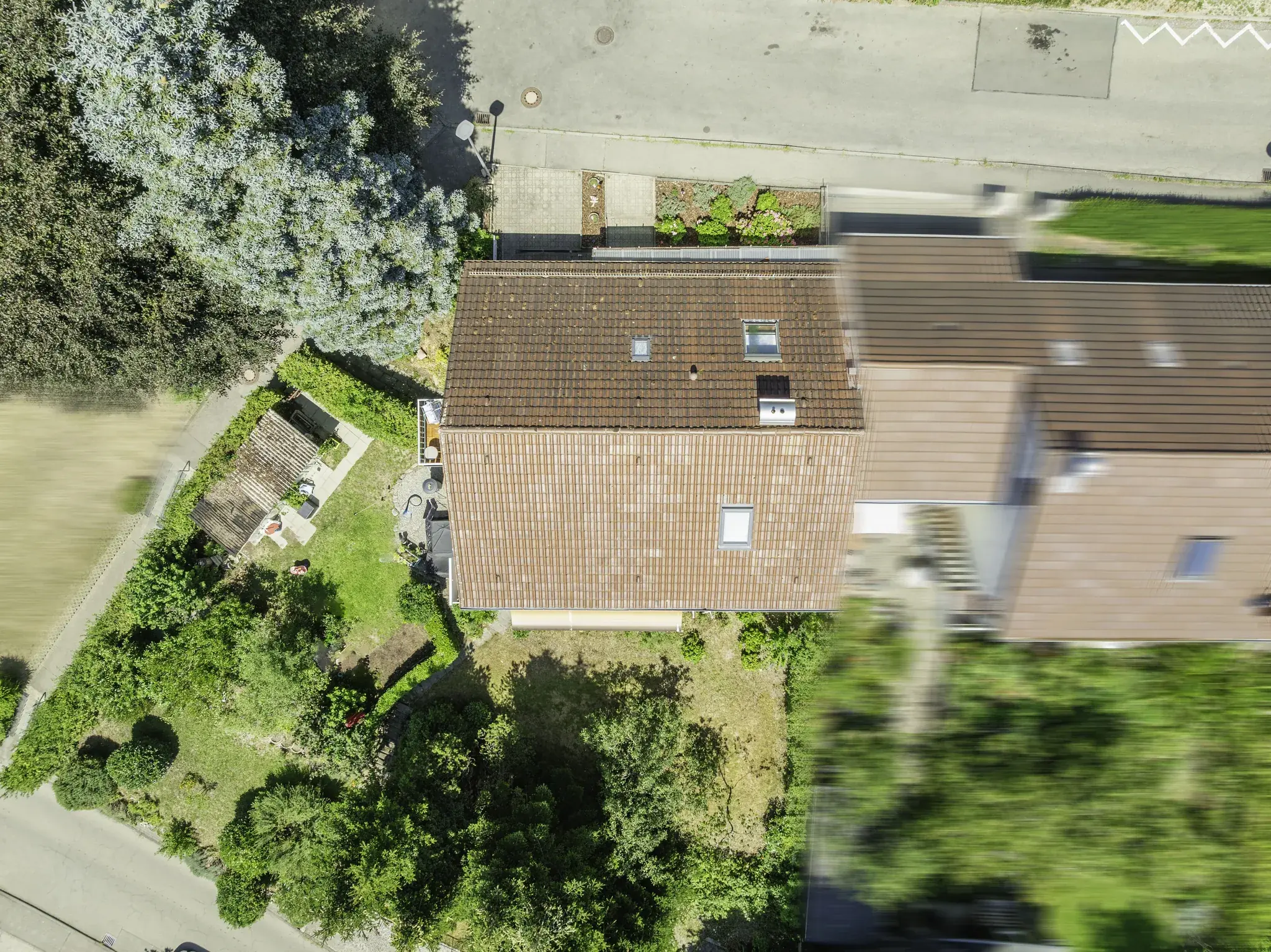 Senkrechte Luftaufnahme von Dach und Grundstück – Tettnang