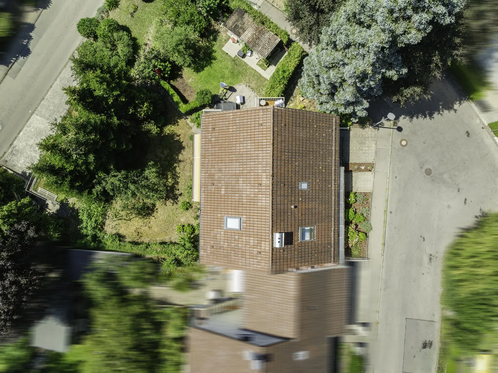 Senkrechte Luftaufnahme mit Garten und Straße – Tettnang