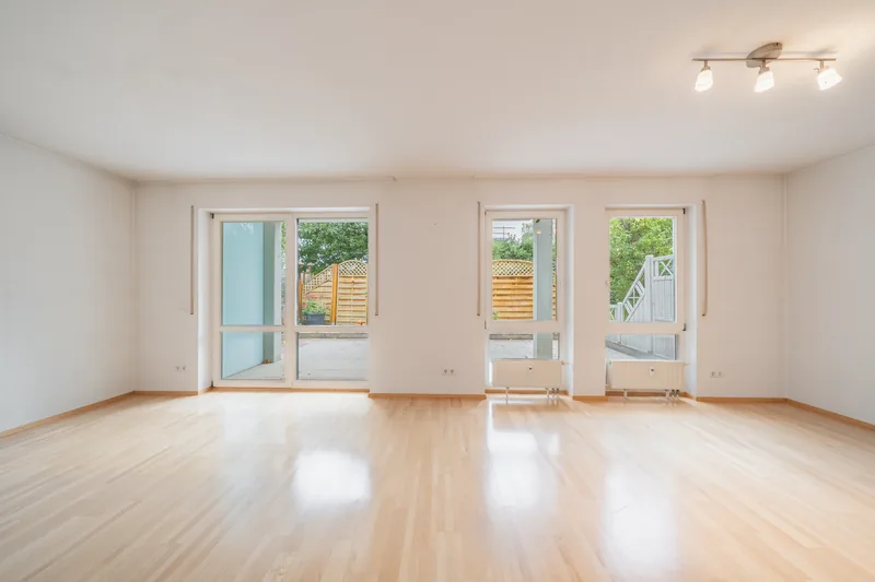 Leerer Wohnraum mit Fensterfront zur Terrasse, frontal – Ulm-Wiblingen
