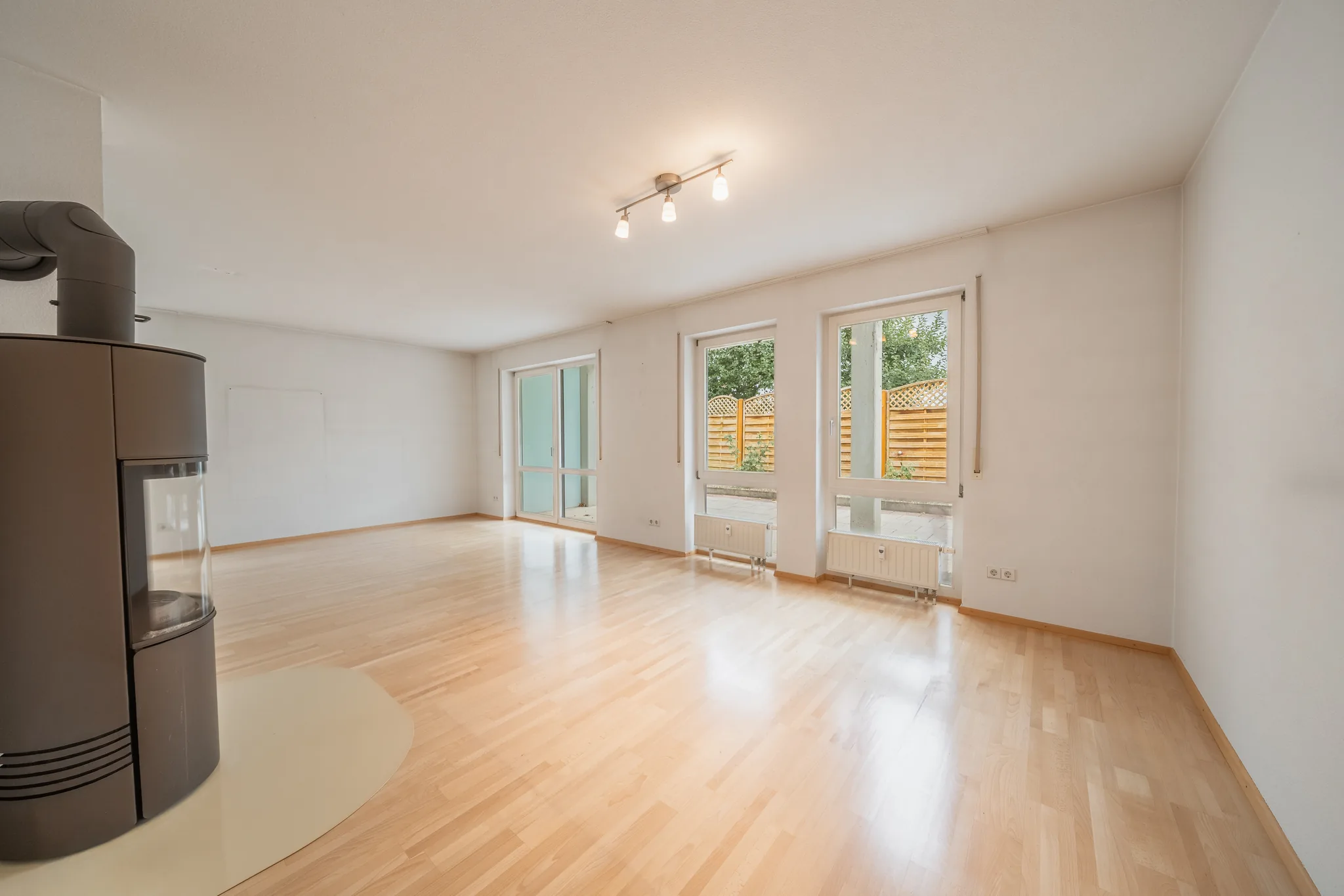 Wohnraum mit Kaminofen und Parkett – Ulm-Wiblingen