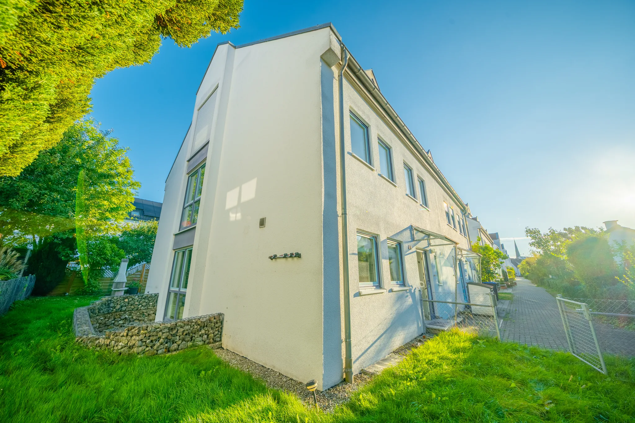 Giebelseite des Reihenhauses mit Garten – Ulm-Wiblingen