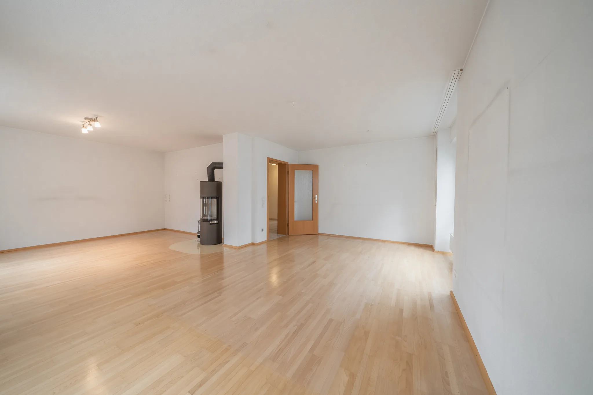 Wohnraum mit Kaminofen und Durchgang – Ulm-Wiblingen