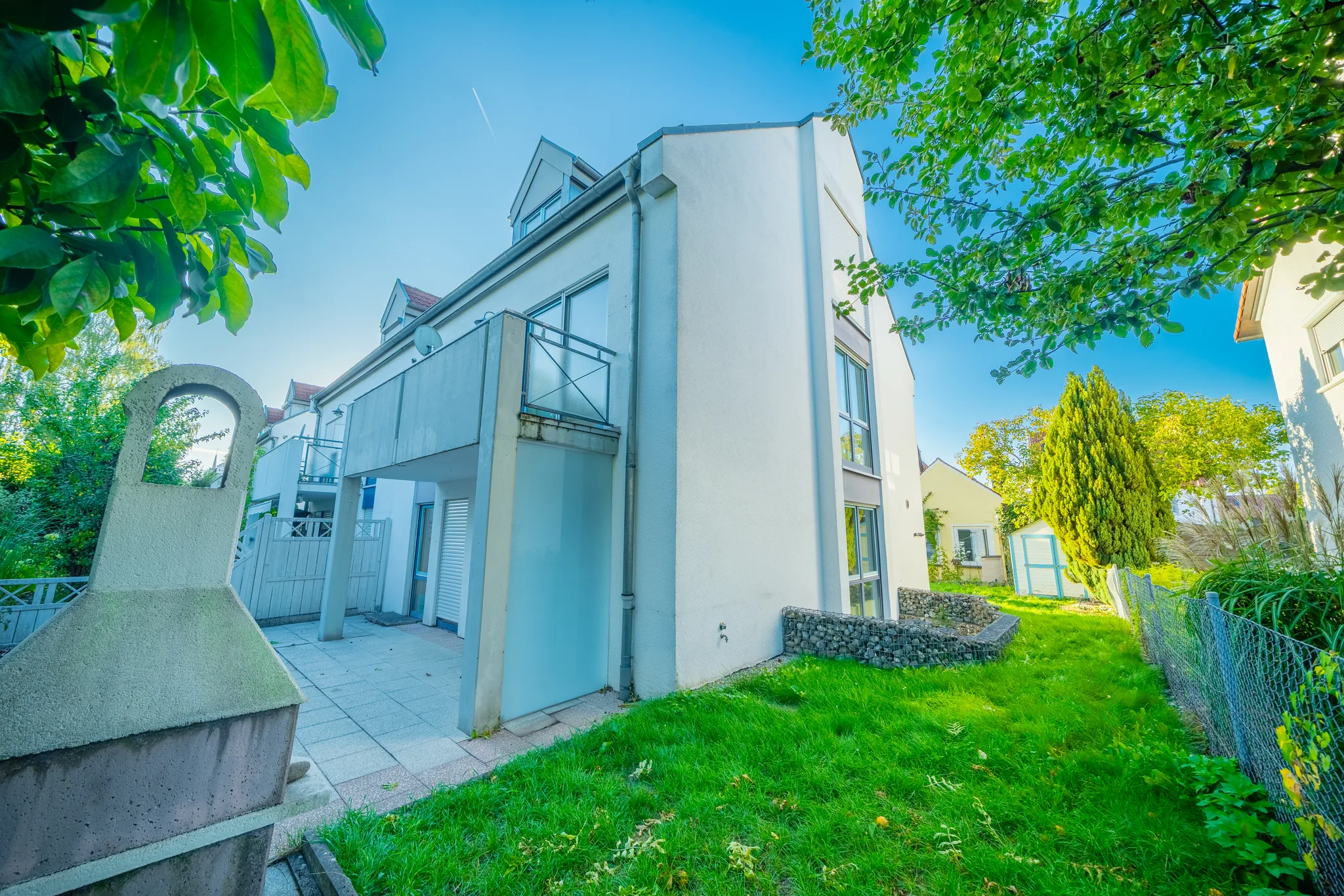 Terrasse und Garten an der Giebelseite – Ulm-Wiblingen