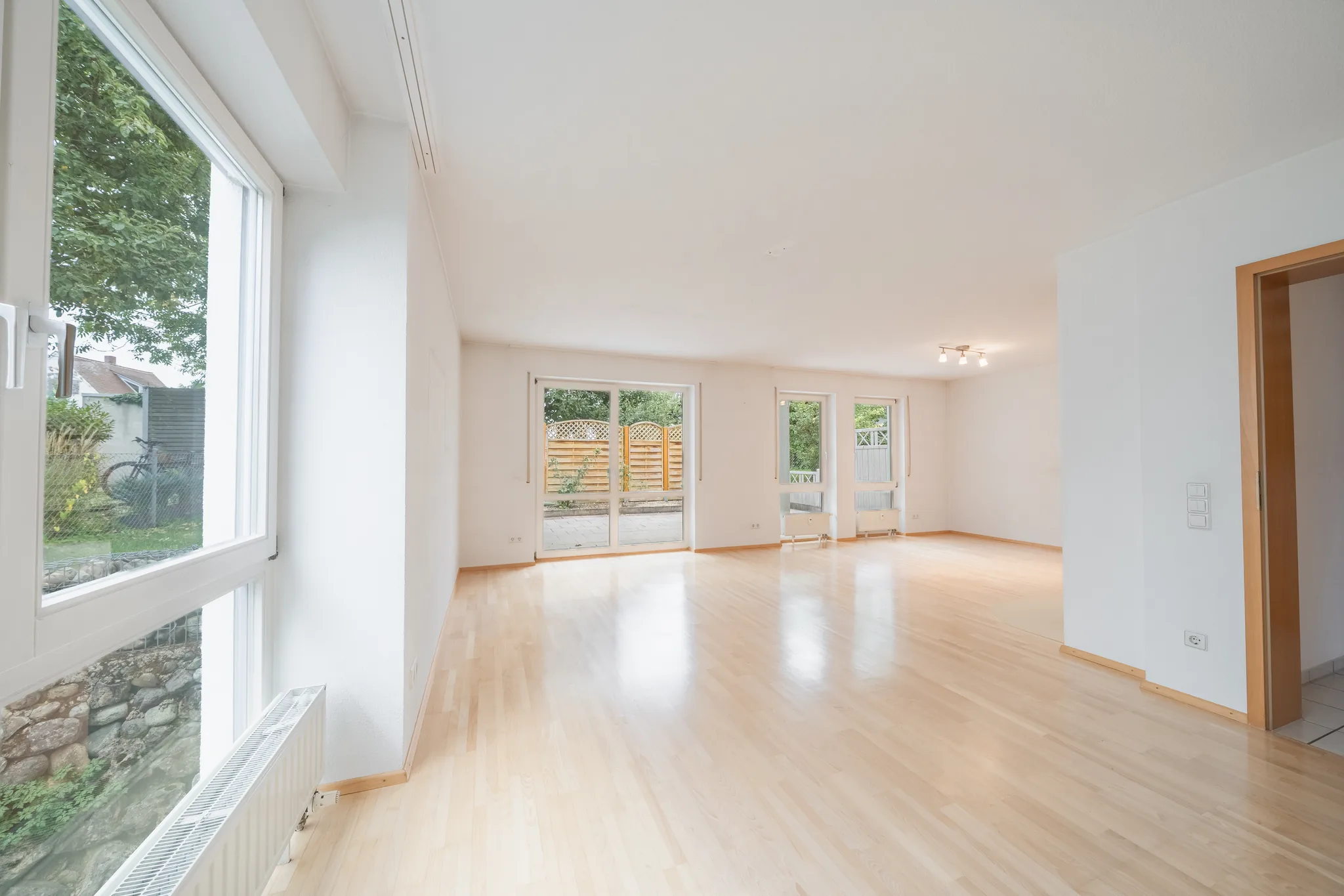 Wohnraum mit großem Fenster zum Garten – Ulm-Wiblingen