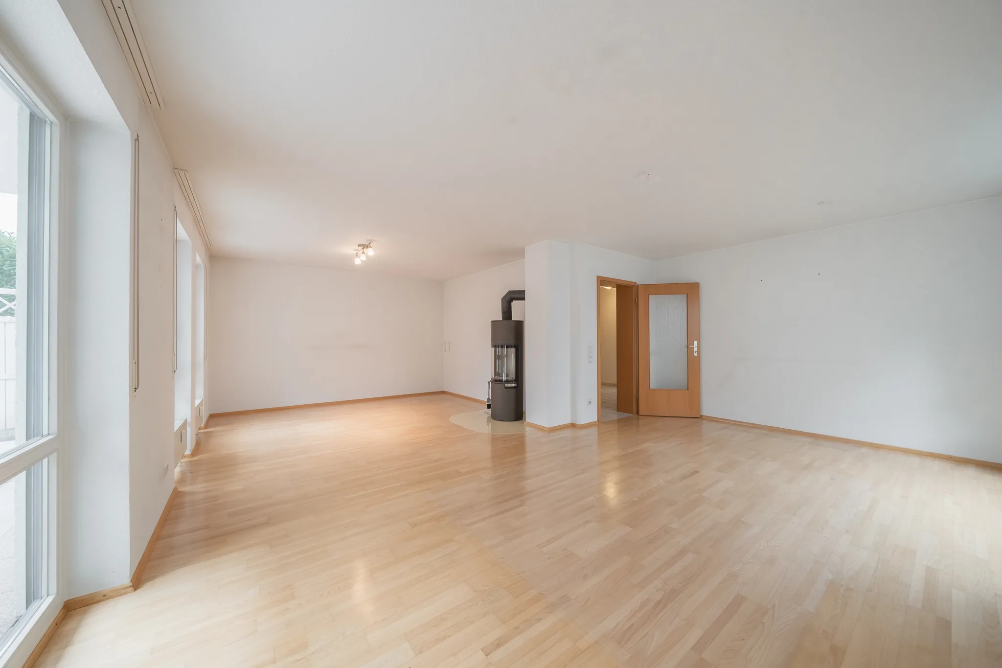 Langer Wohnraum mit Fensterfront – Ulm-Wiblingen