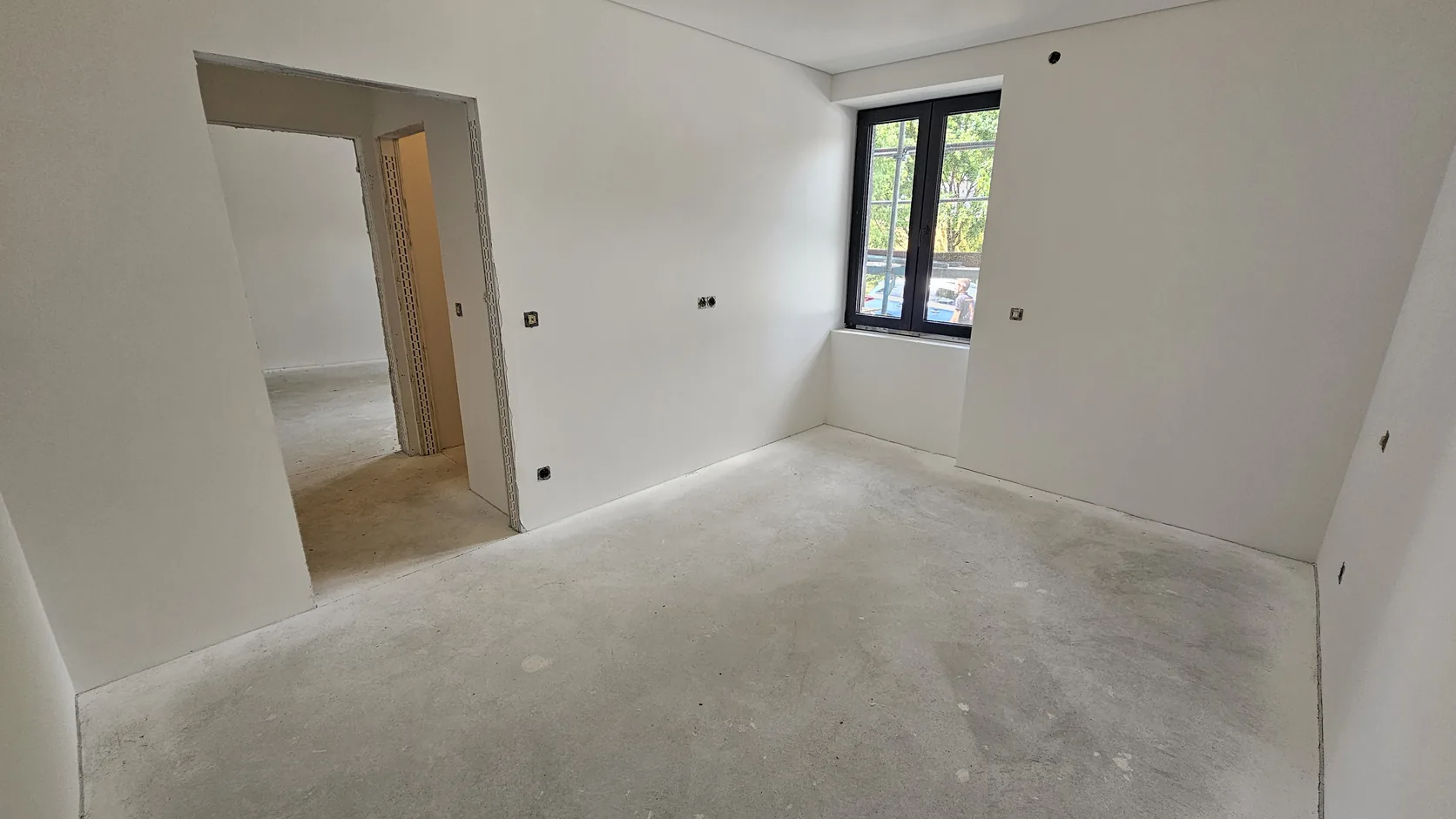 Ausgangsfoto: leeres Kinderzimmer mit Estrichboden, Fenster und offener Tür