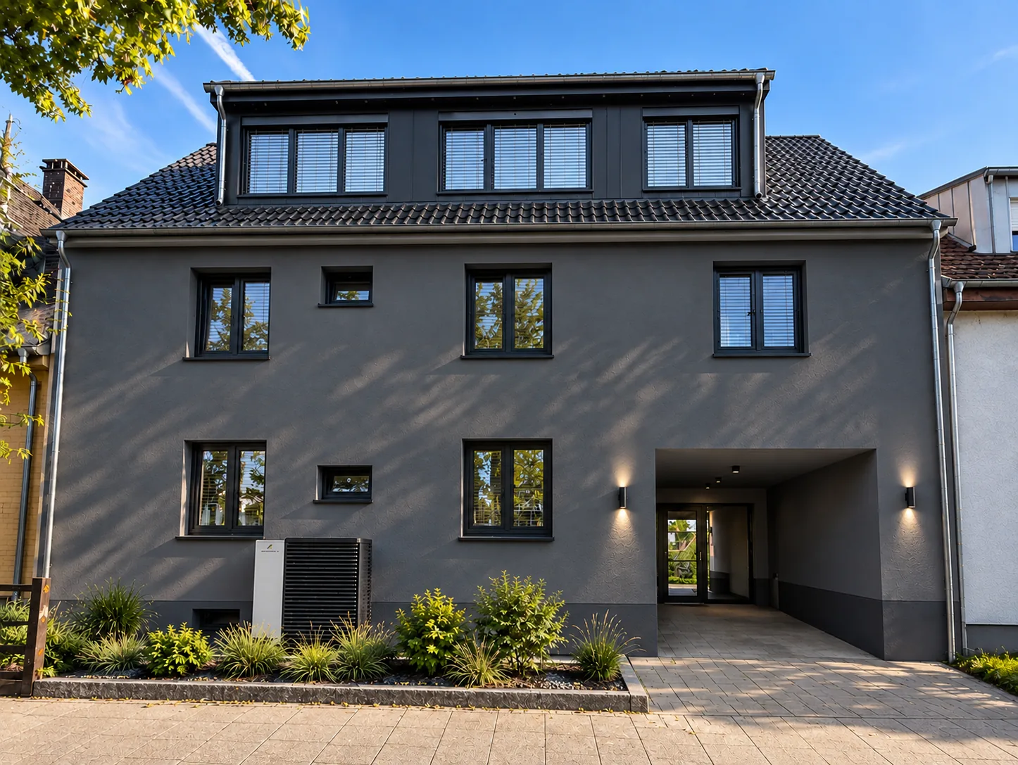 Visualisierung: Straßenseite des Mehrfamilienhauses mit fertiger Fassade und Vorgarten